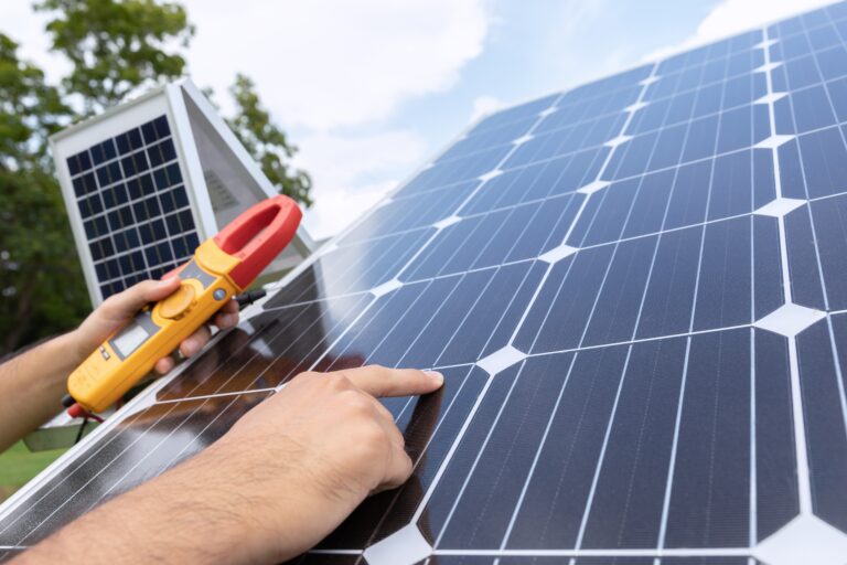 ¿Cómo funciona la venta de excedentes en placas solares?