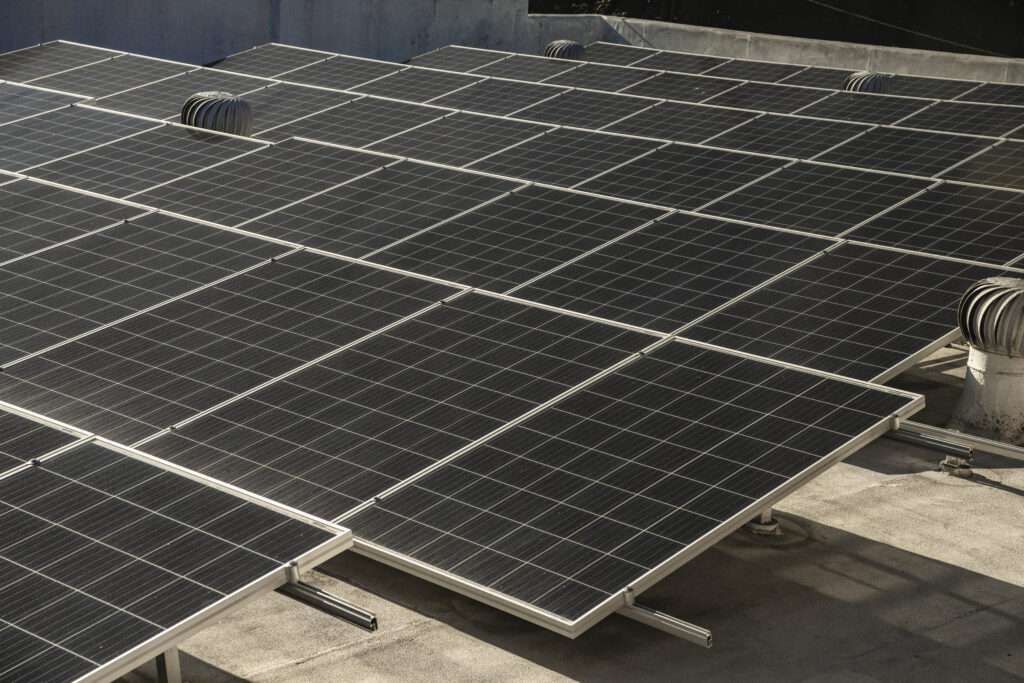 Beneficios de la instalación de paneles solares en la industria