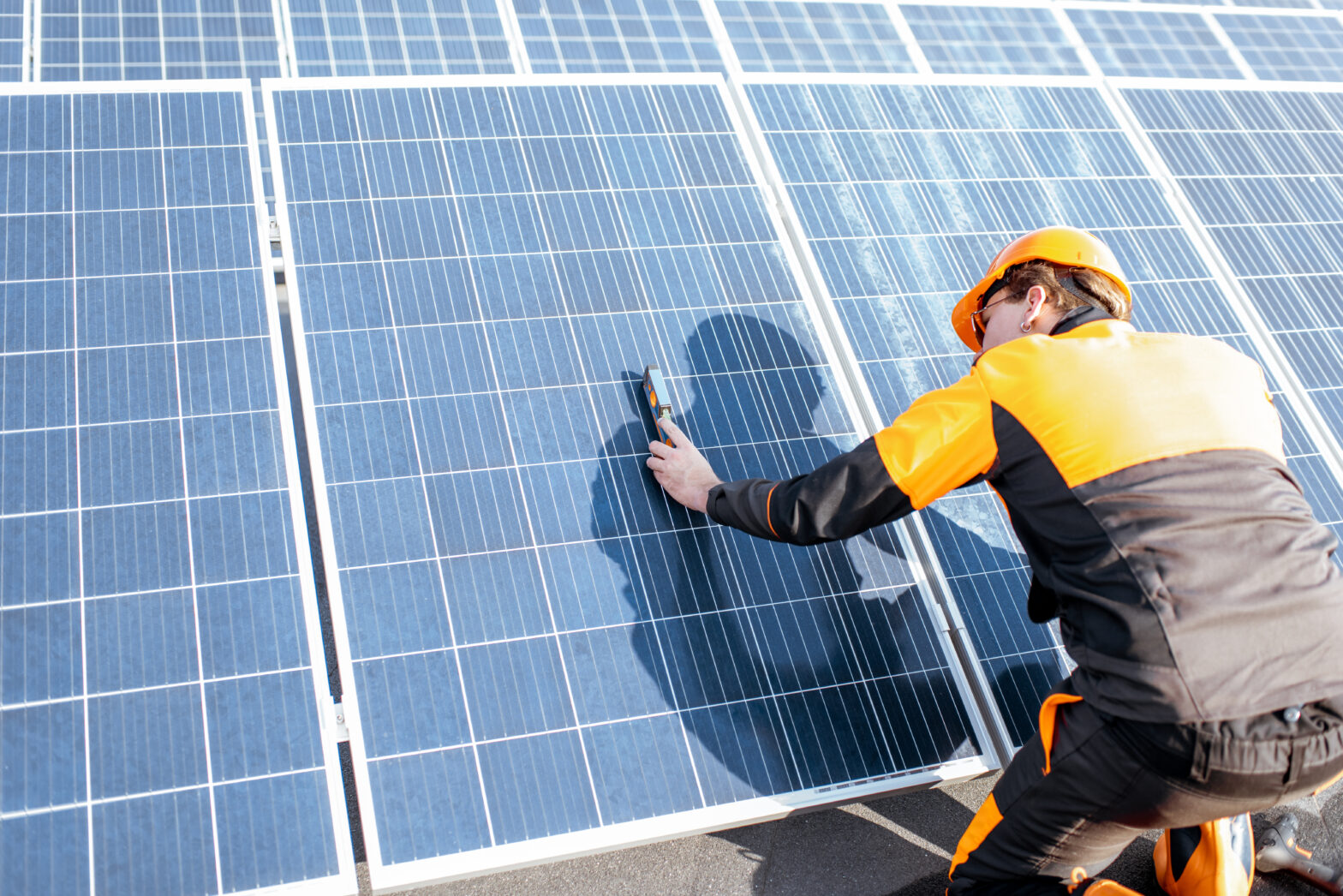 ¿Cómo funciona el mantenimiento de los paneles solares en la industria?