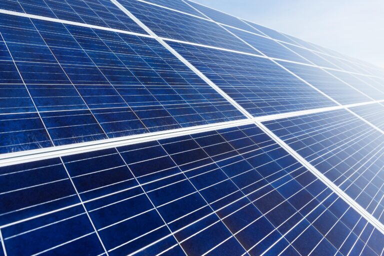 Cómo las Placas Solares pueden Beneficiar a tu Empresa