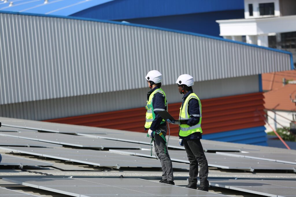 Placas Solares en la Industria: Conoce los Beneficios de esta Tecnología para el Ahorro Energético y la Competitividad Empresarial