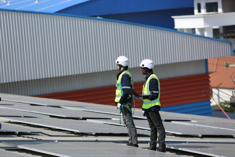 Placas Solares en la Industria: Conoce los Beneficios de esta Tecnología para el Ahorro Energético y la Competitividad Empresarial