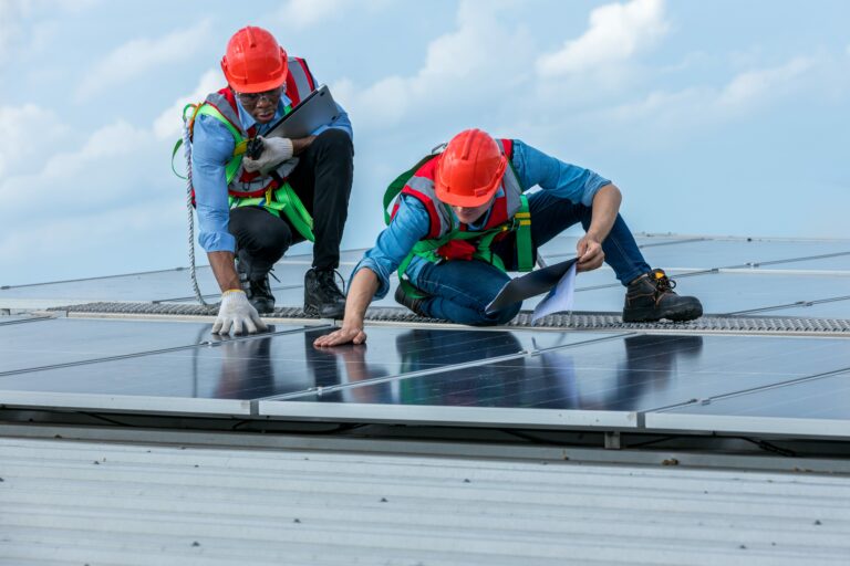 Instalación y Montaje de Placas Solares: Cómo Aprovechar la Energía Solar en tu Hogar o Negocio
