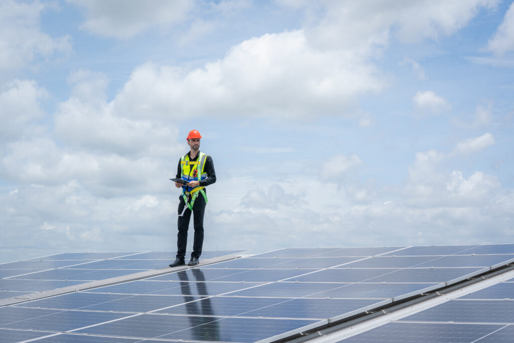 El paisaje del monitoreo fotovoltaico está en constante evolución. Con el desarrollo tecnológico y la creciente adopción de la energía solar, podemos esperar ver herramientas y softwares más avanzados en el futuro cercano. Estas innovaciones continuarán mejorando la manera en que interactuamos y gestionamos nuestros sistemas fotovoltaicos, asegurando que la energía solar no solo sea una opción sostenible, sino también una altamente eficiente.